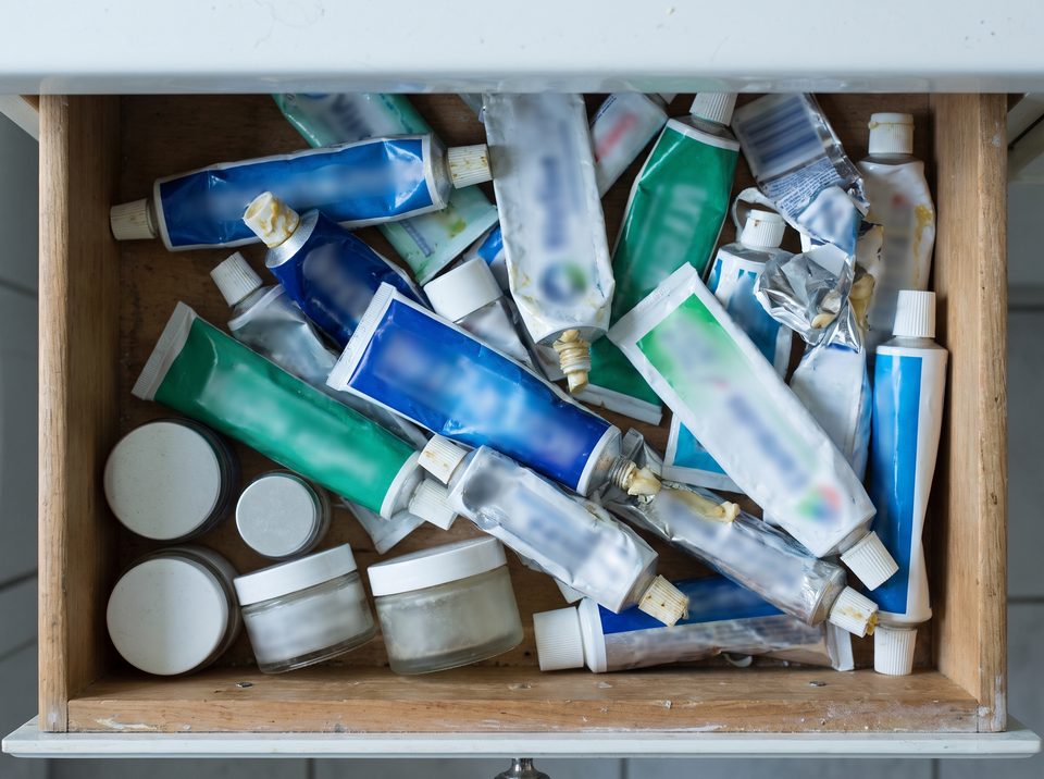 Чекмедже, пълно с изстискани тубички мазила