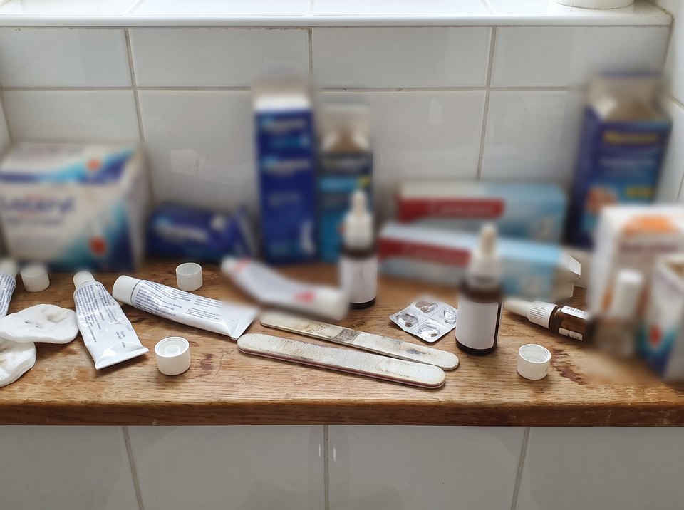 Лакове, пили, спрейове… а нокътят е все така жълт.